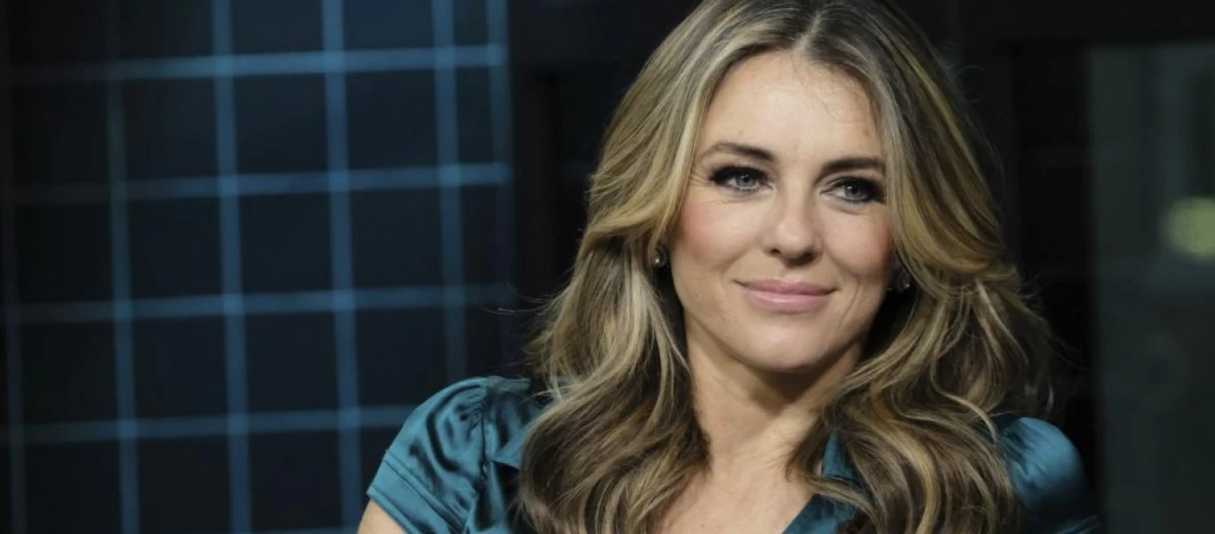 Η Ελίζαμπεθ Χάρλεϊ ποζάρει στα 55 της με «καυτό» μπικίνι και «βάζει κάτω» και 20άρες (φωτο)